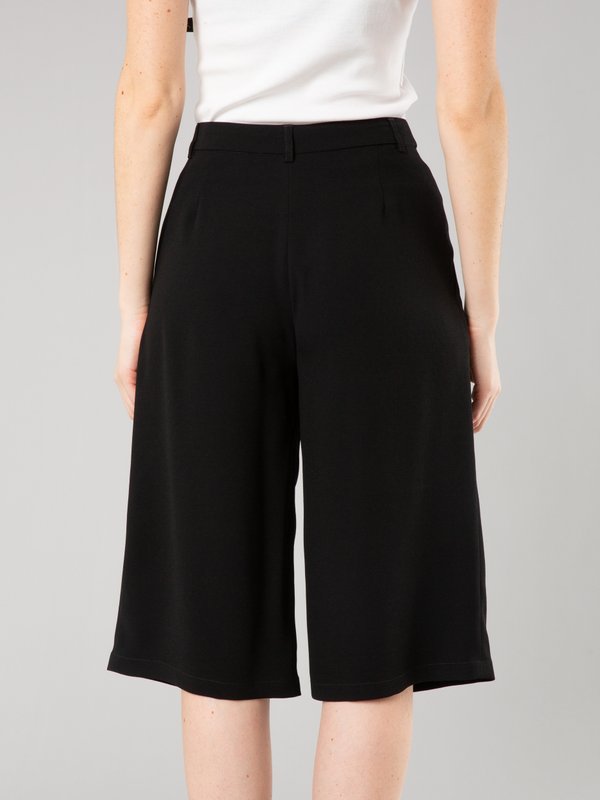 black crepe wide bermuda shorts_14